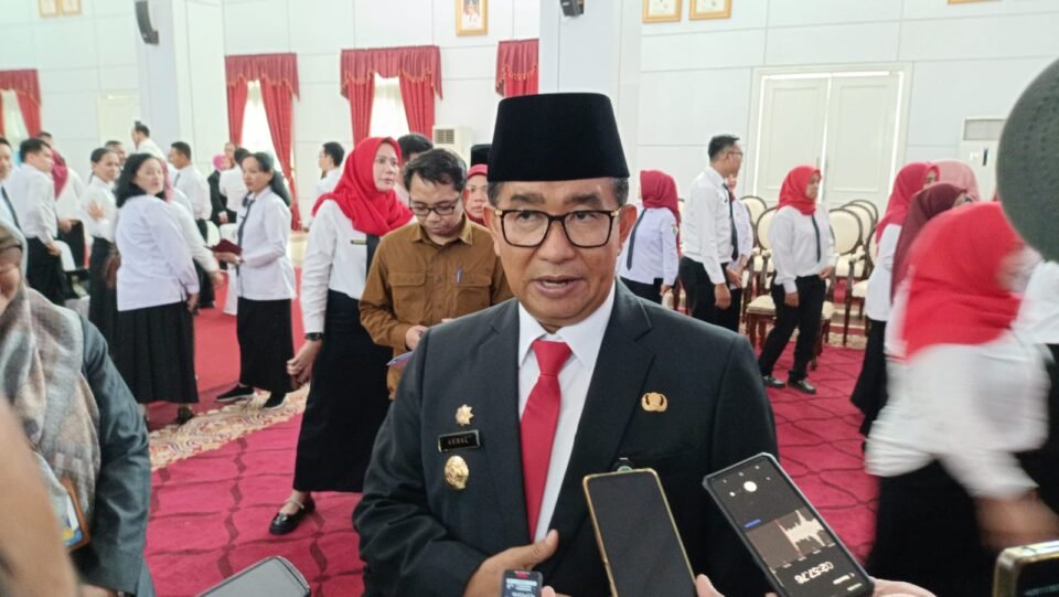 Teks: Akmal Malik saat diwawancarai awak media usai melantik dan pengambilan sumpah jabatan Administrator, Pengawas dan Fungsional P3K di lingkungan Pemprov Kaltim.