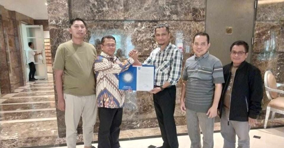 Teks: Nidya Listiyono saat menerima surat tugas dari Partai Amanat Nasional (PAN) terkait pendaftaran calon Walikota dan Wakil Walikota Samarinda.