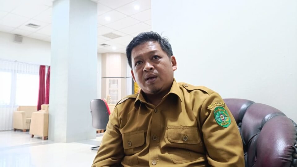 Teks: Kepala Dispora Kukar, Aji Ali Husni.